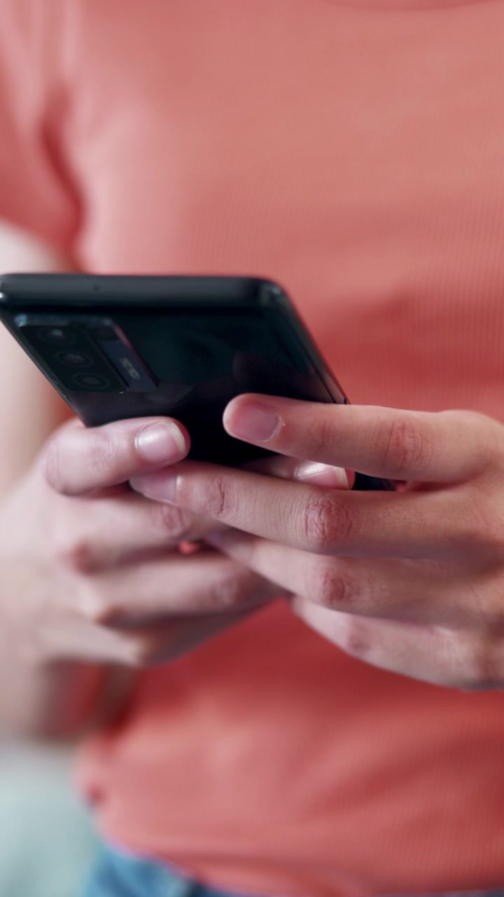 Primo piano di una persona che usa uno smartphone