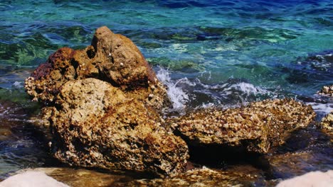 El-Surf-Golpea-Rocas-De-Viejos-Corales