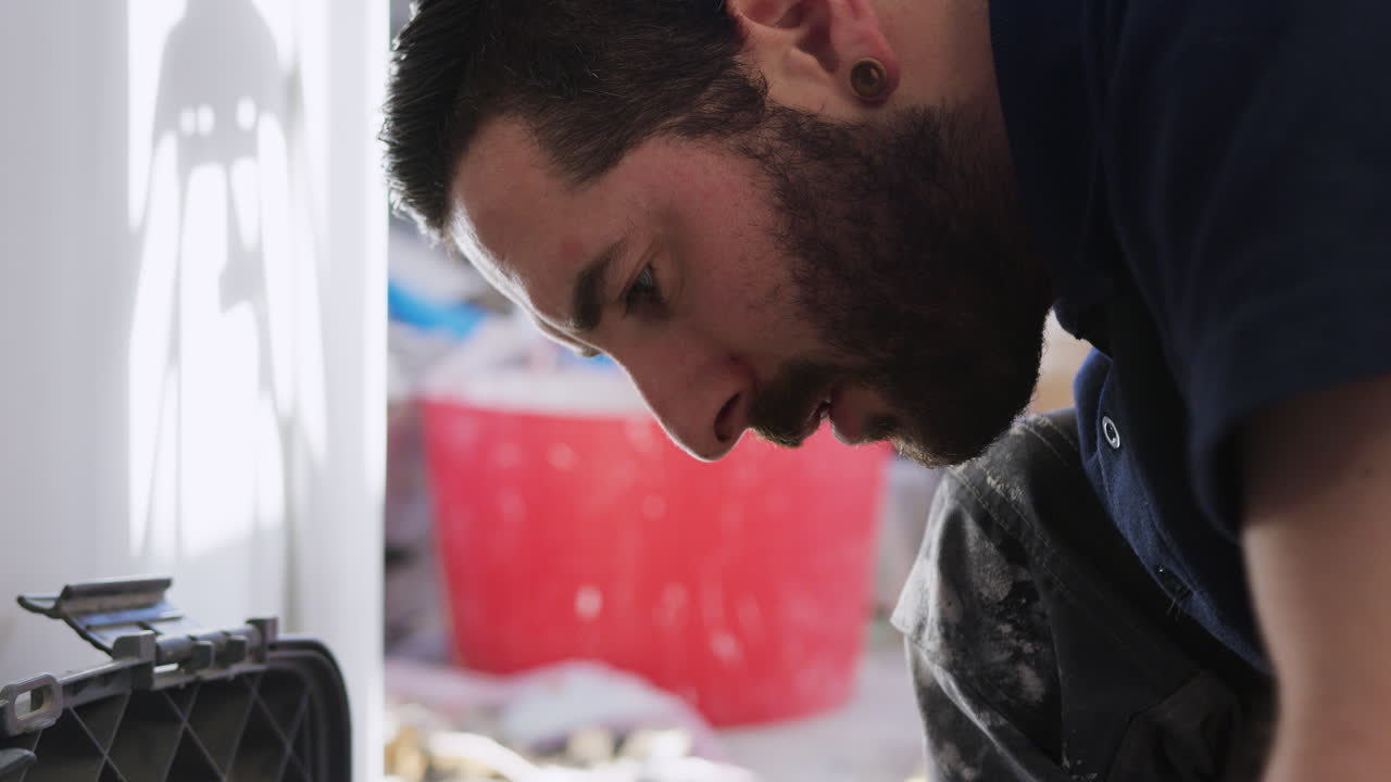 trabajador eligiendo una herramienta de la caja de herramientas
