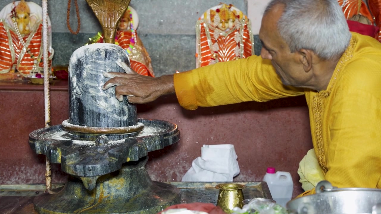 Upacara Abhishek Keagamaan di Kuil Siwa dengan Lingam Suci dan Pemuja