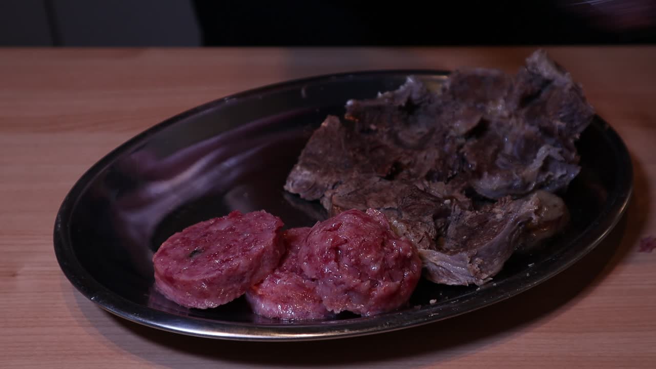 삶은 쇠고기 은쟁반과 이탈리아 코테치노 소시지 조각 준비