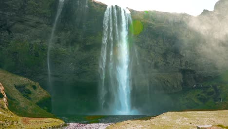 isländischer wasserfall in zeitlupe