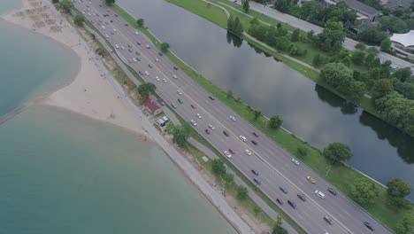 Verkehr-In-Der-Stadt,-Verkehr-Am-See,-Autos-Auf-Der-Autobahn-An-Einem-Schönen-Tag,-Stress-Nach-Der-Arbeit,-Entspannung-Im-Verkehr