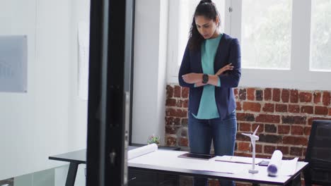 Frau-überprüft-Plandokument-Im-Büro