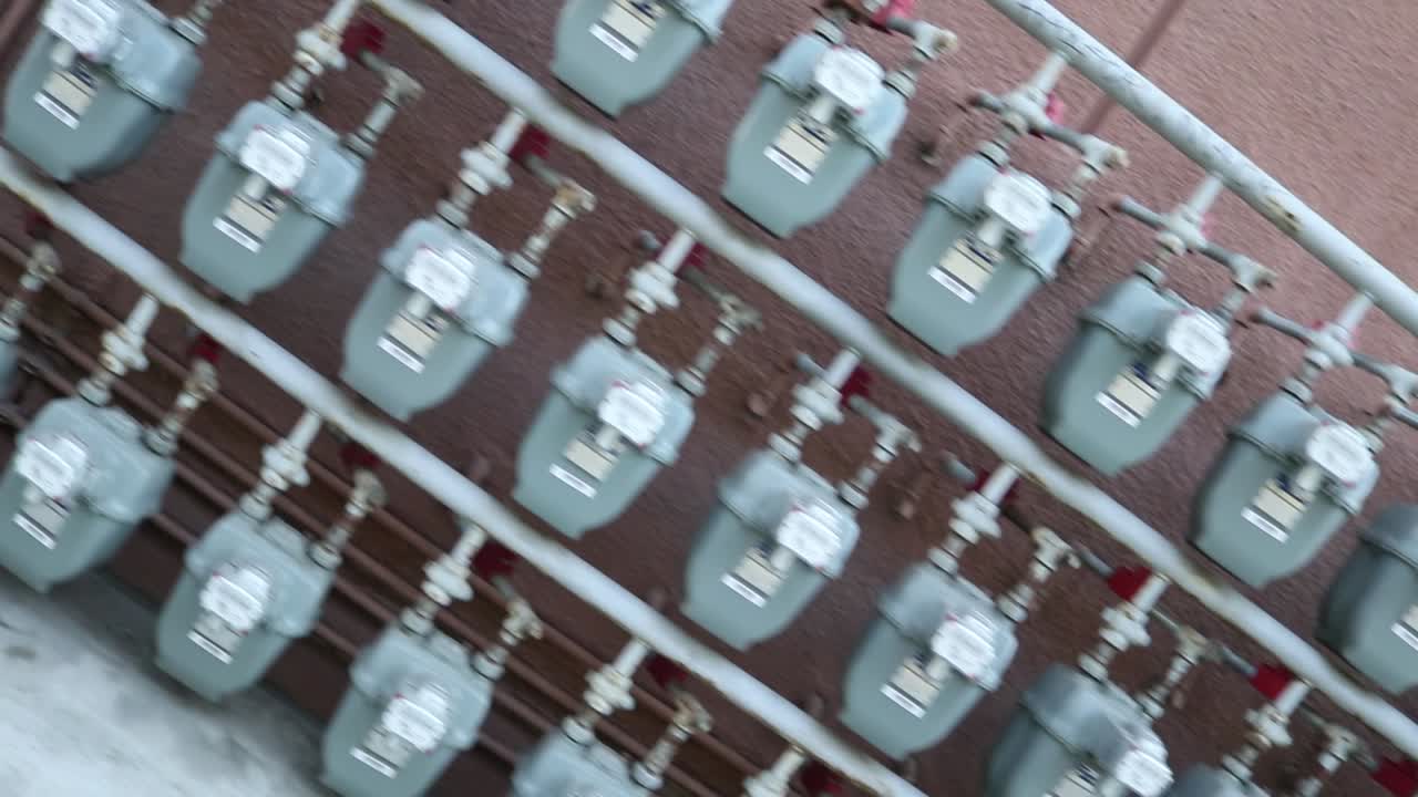 medidores de potencia genéricos montados en la parte trasera de un edificio