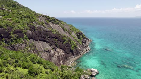 Drone-Sobre-El-Parque-Nacional,-Anse-Major-Sendero-Natural-Y-Parque-Marino,-Rocas-De-Roca-Agua-Azul-Turquesa