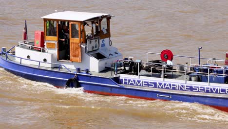 ein boot, das auf der themse in london fährt