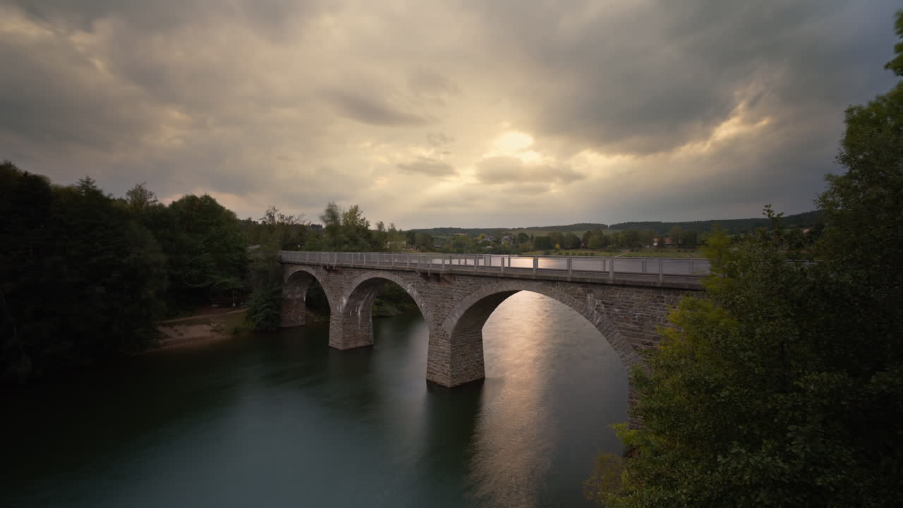 독일 말터 의 철도 다리 보르만스그루드 를 가로지르는 낮은 구름 들 이 해 가 지는 태양 빛 으로 빛나고 하늘 을 완전히  ⁇ 고 있다 - 타임  ⁇ 스