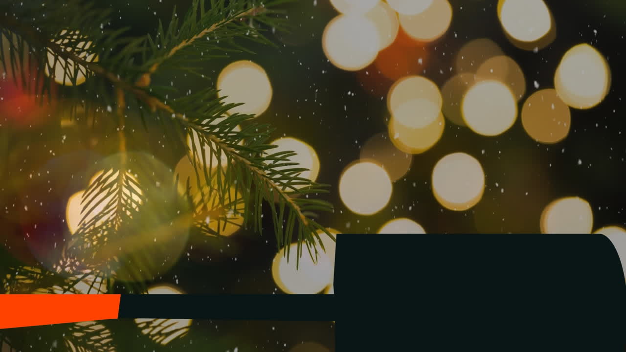 animación de nieve cayendo sobre el árbol de navidad y decoraciones con bandera negra