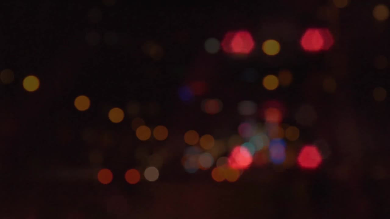 tráfico urbano en la ciudad por la noche