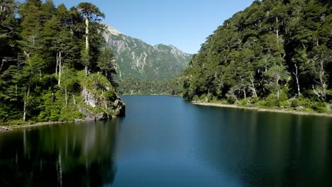 vista panorámica de la laguna toro en el parque nacional huerquehue, chile - vista aérea