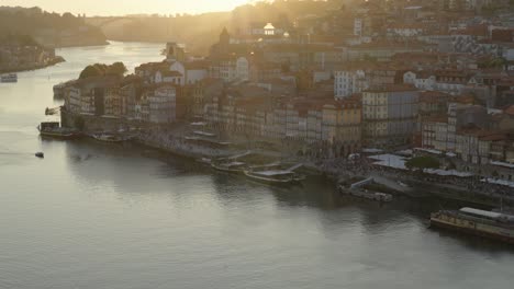 la famosa ciudad de porto durante la hora dorada