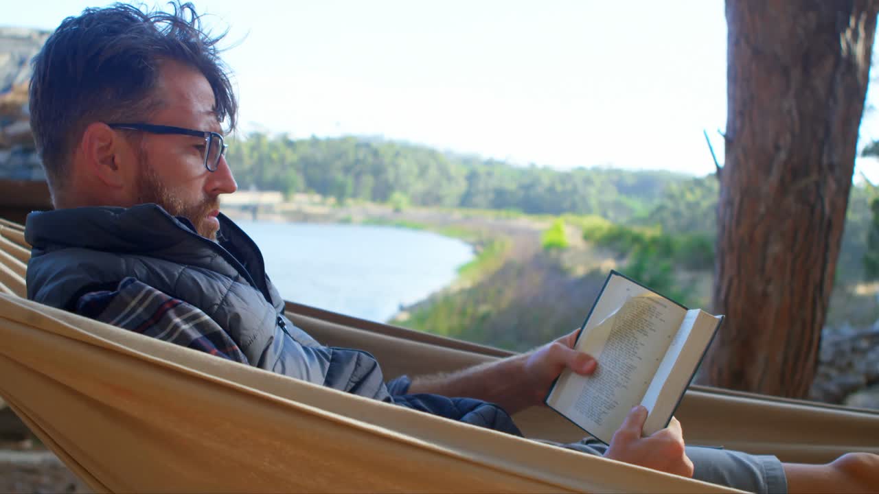 해마크 4k에서 휴식을 취하는 동안 책을 읽는 사람