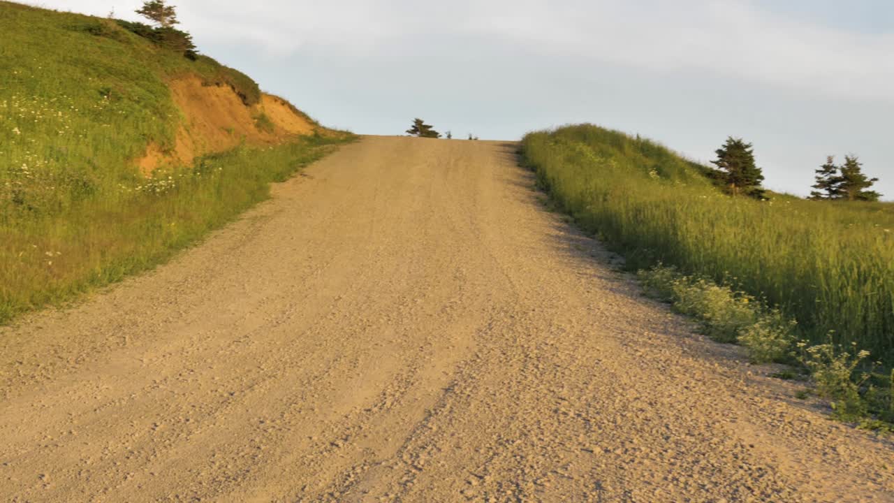 막달렌 섬의 푸른 언덕을 가로지르는 조용한 비포장 도로