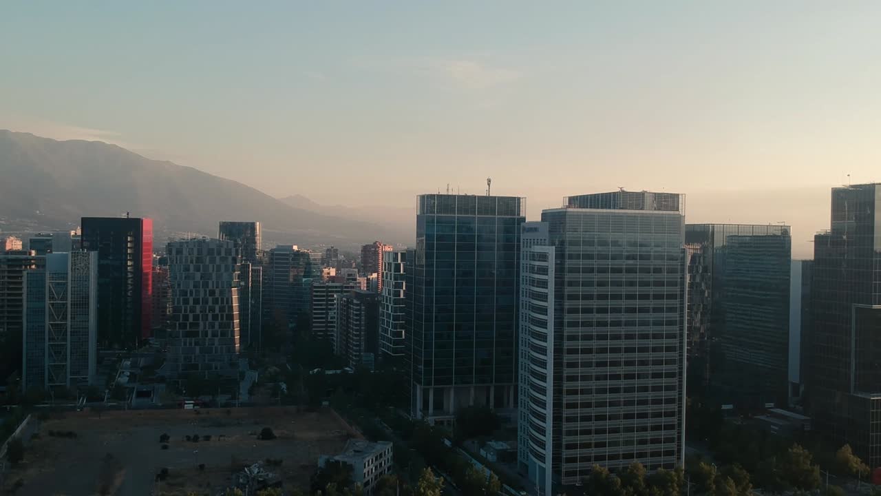 sobrevuelo panorámico del parque araucano en santiago, chile