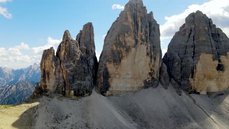 Vistas-Aéreas-De-Las-Tre-Cime-Di-Lavaredo-En-Los-Dolomitas-Italianos