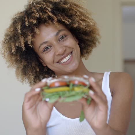 mujer desayunando en la cama