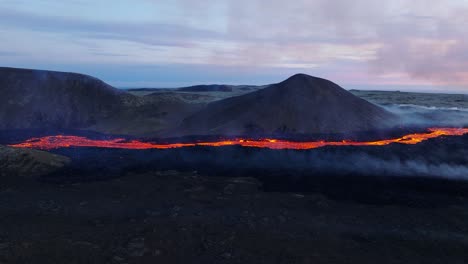 la erupción de la abertura de la fisura del volcán crea una corriente de lava brillante en islandia