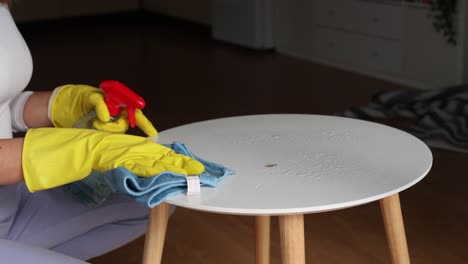 Frau-Trägt-Handschuhe-Beim-Putzen-Zu-Hause,-Frühjahrsputz-Konzept,-Gelbe-Handschuhe