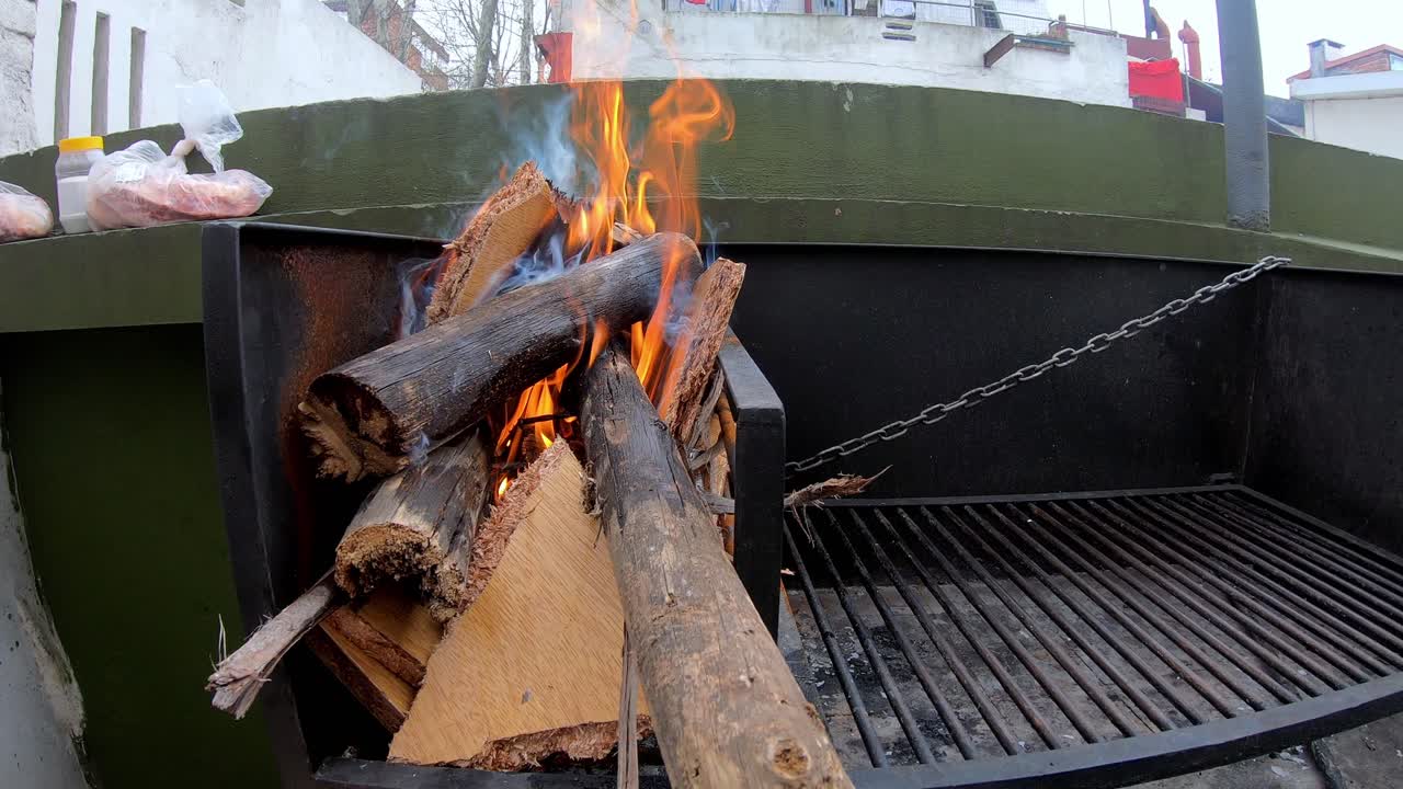 화창한 날 그릴에 불을 붙이는 백인 남자의 비디오