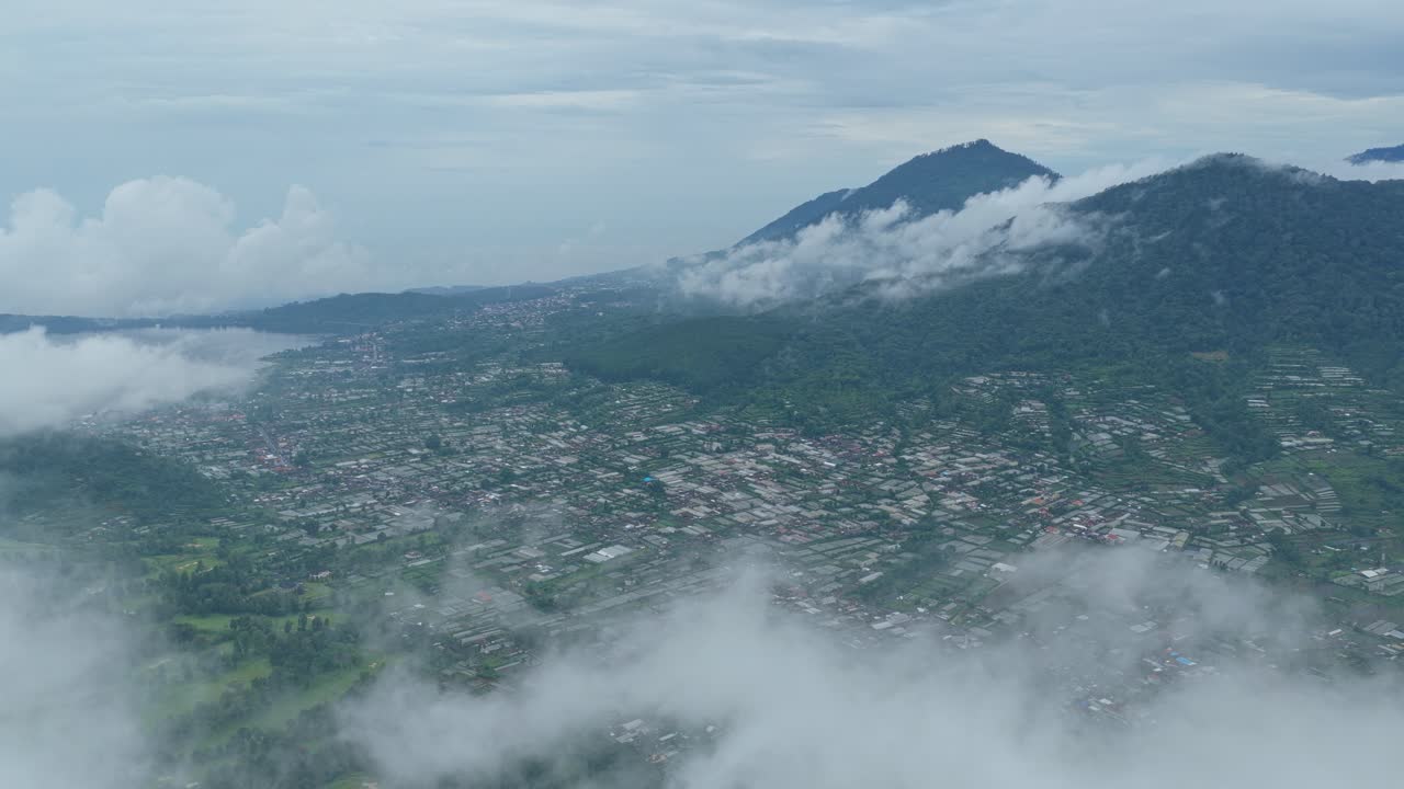Pemandangan Udara Desa Pegunungan dan Danau yang Tertutup Awan