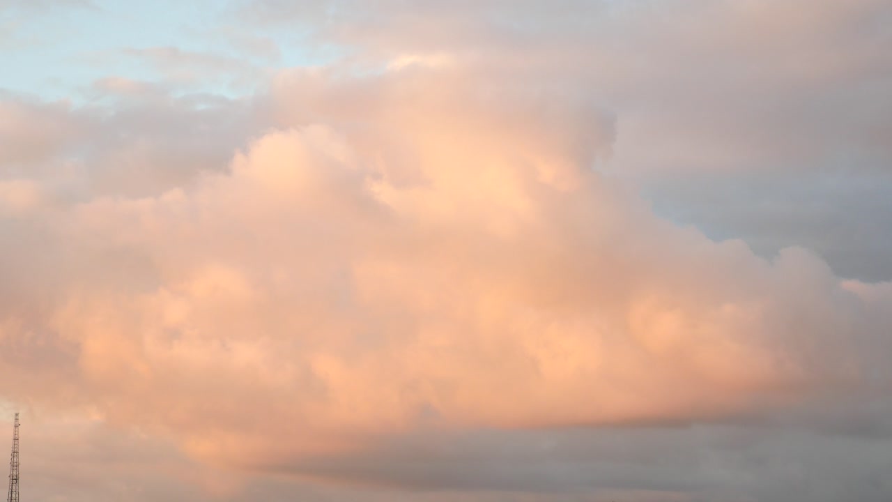 paisaje de nubes rosas y naranjas
