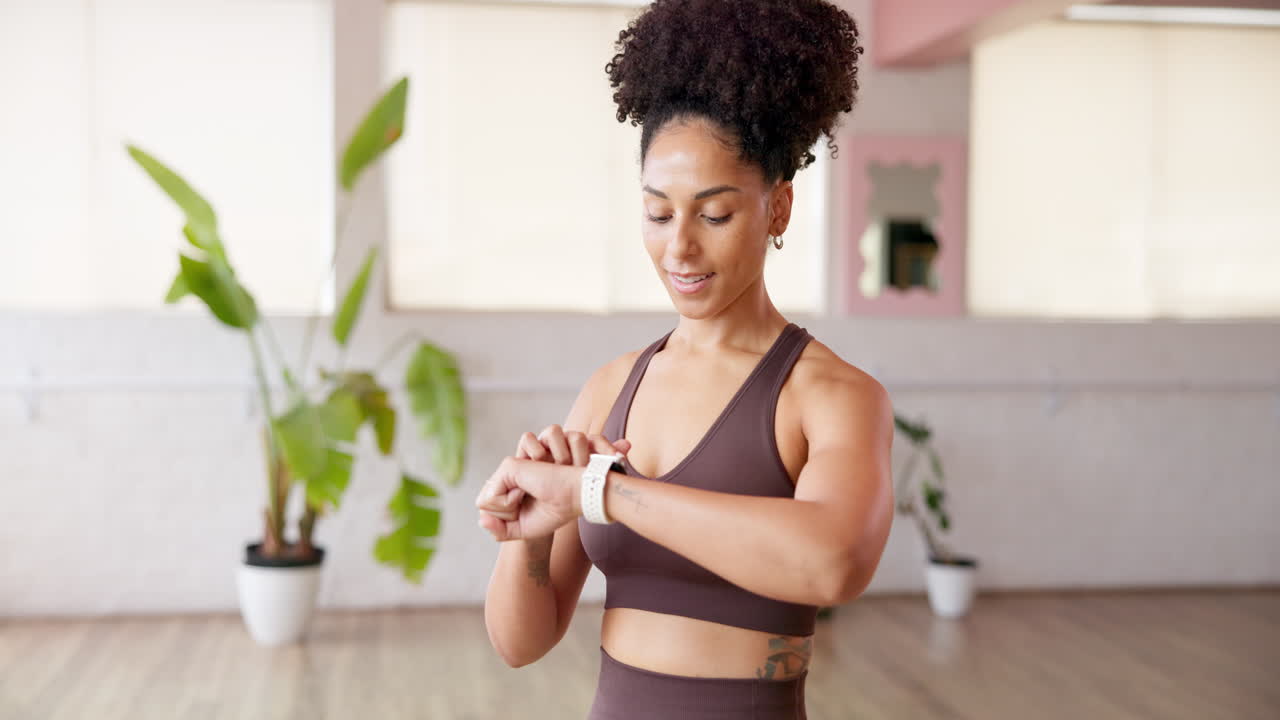 Donna che controlla il suo smartwatch in una palestra