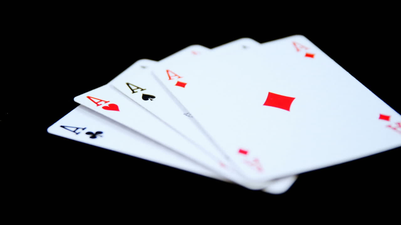 Animazione di documento in fiamme con carte da gioco