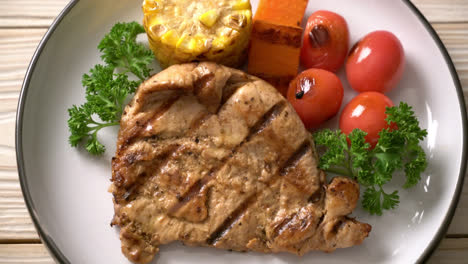 Gegrilltes-Und-Gegrilltes-Schweinefiletsteak-Mit-Mais,-Karotten-Und-Tomaten