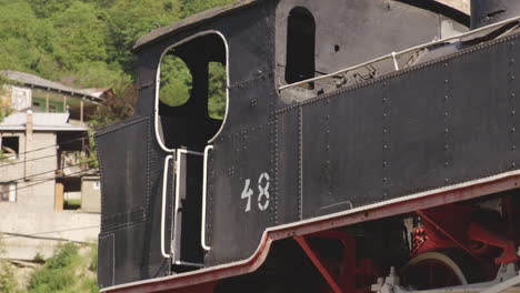 exhibición de locomotoras de vapor antiguas cerca de bakuriani en georgia - panorámica