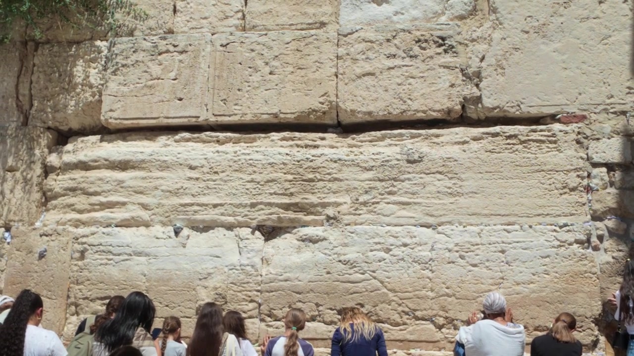 Donne ebree che pregano al Muro Occidentale a Gerusalemme