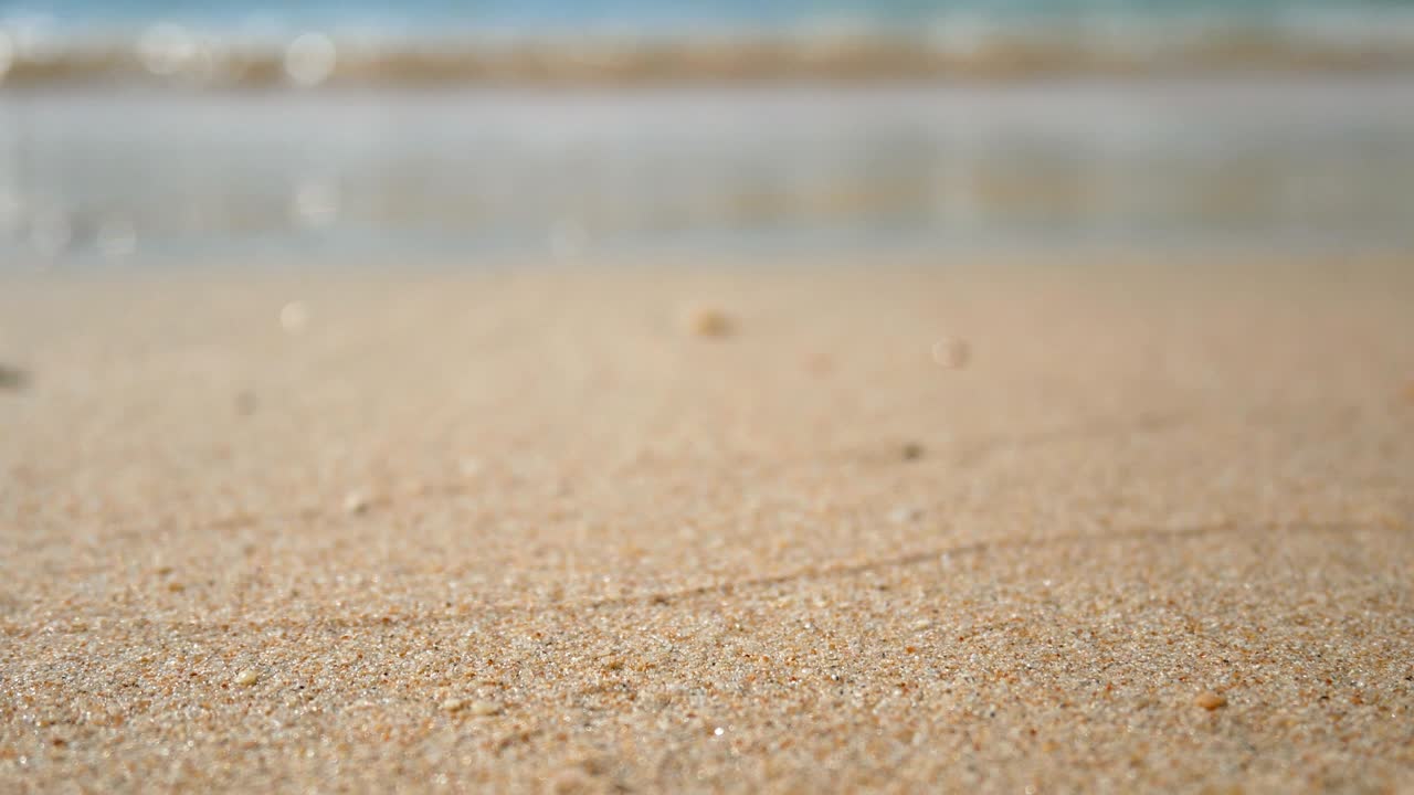 바다의 부드러운 파도, 모래에 초점을 맞추고, 복사 공간이있는  모래 해변에서 은 물, 휴가 배경 영상을위한 열대 여름 해변