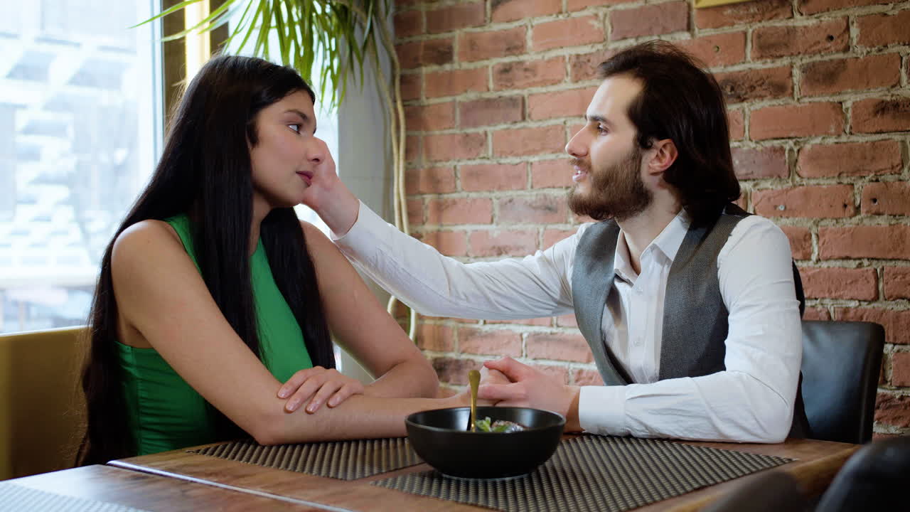 데이트를 하는 행복한 커플