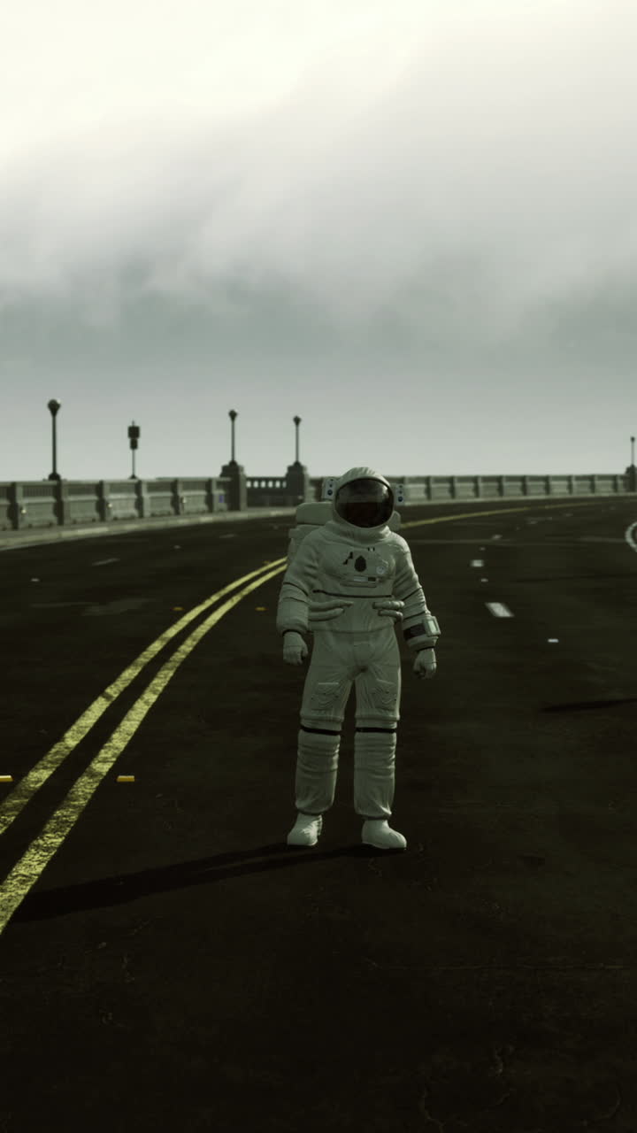 Astronauta solo su una strada vuota con montagne coperte dalla nebbia