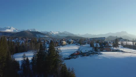 picos nevados y calles del pueblo: exploración aérea del invierno de cyrhla - podhale polonia