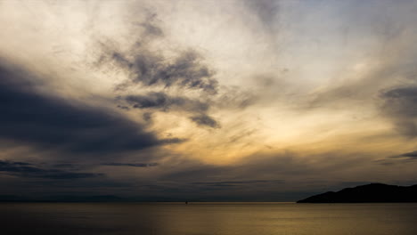 Ozean-Und-Große-Wolken-Wechseln-Im-Zeitraffer-Von-Hell-Zu-Dunkel