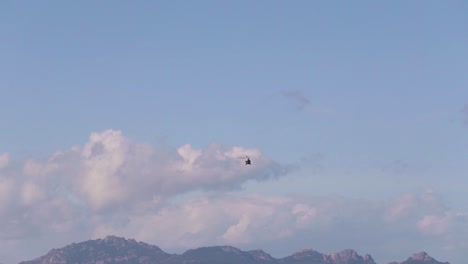 un helicóptero lejos vuela hacia las montañas