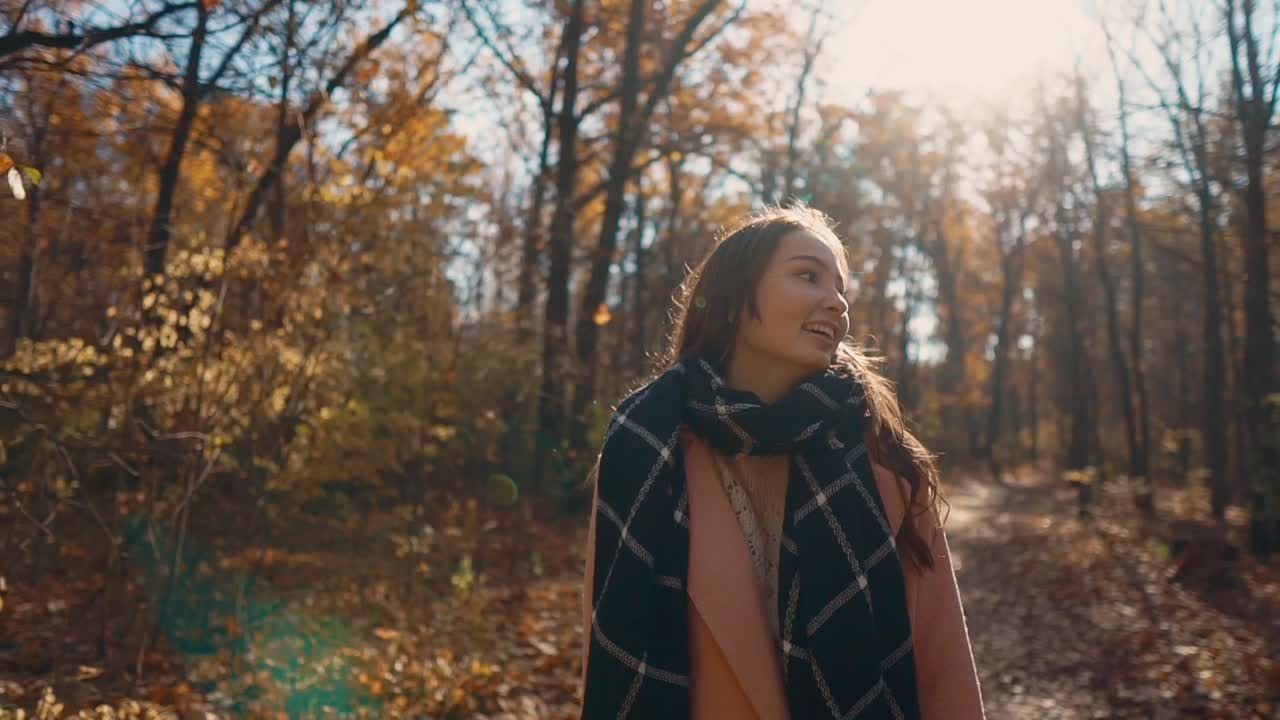 Kvinde går i en efterårsskov