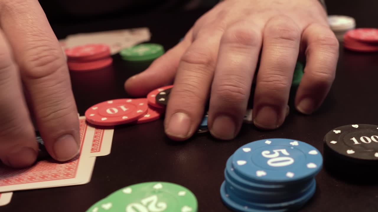 Partita di poker Five Card Draw, che mostra una mano vincente e che prende le fiches dal tavolo