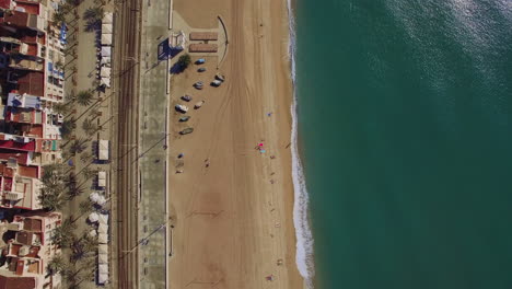 Vista-Aérea-Superior-De-La-Playa,-Ferrocarriles-Marítimos-Y-Hoteles-Barcelona-España