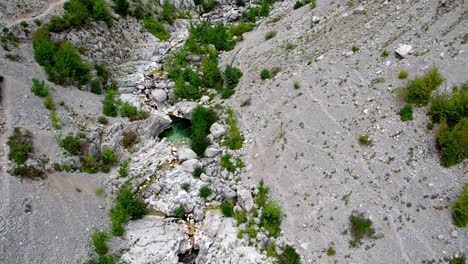 toma de drones de la naturaleza área montañosa tamare en albania rocas y aguas cristalinas
