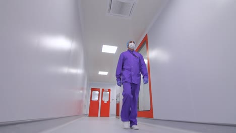 Farmacéutico-Moviéndose-En-El-Pasillo-Del-Laboratorio.-Corredor-De-Laboratorio-Científico-Caminando