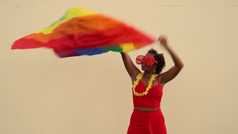 mujer negra elegante con bandera lgbtq en un fondo claro