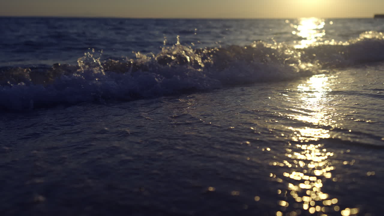 해가 지는 해변의 파도