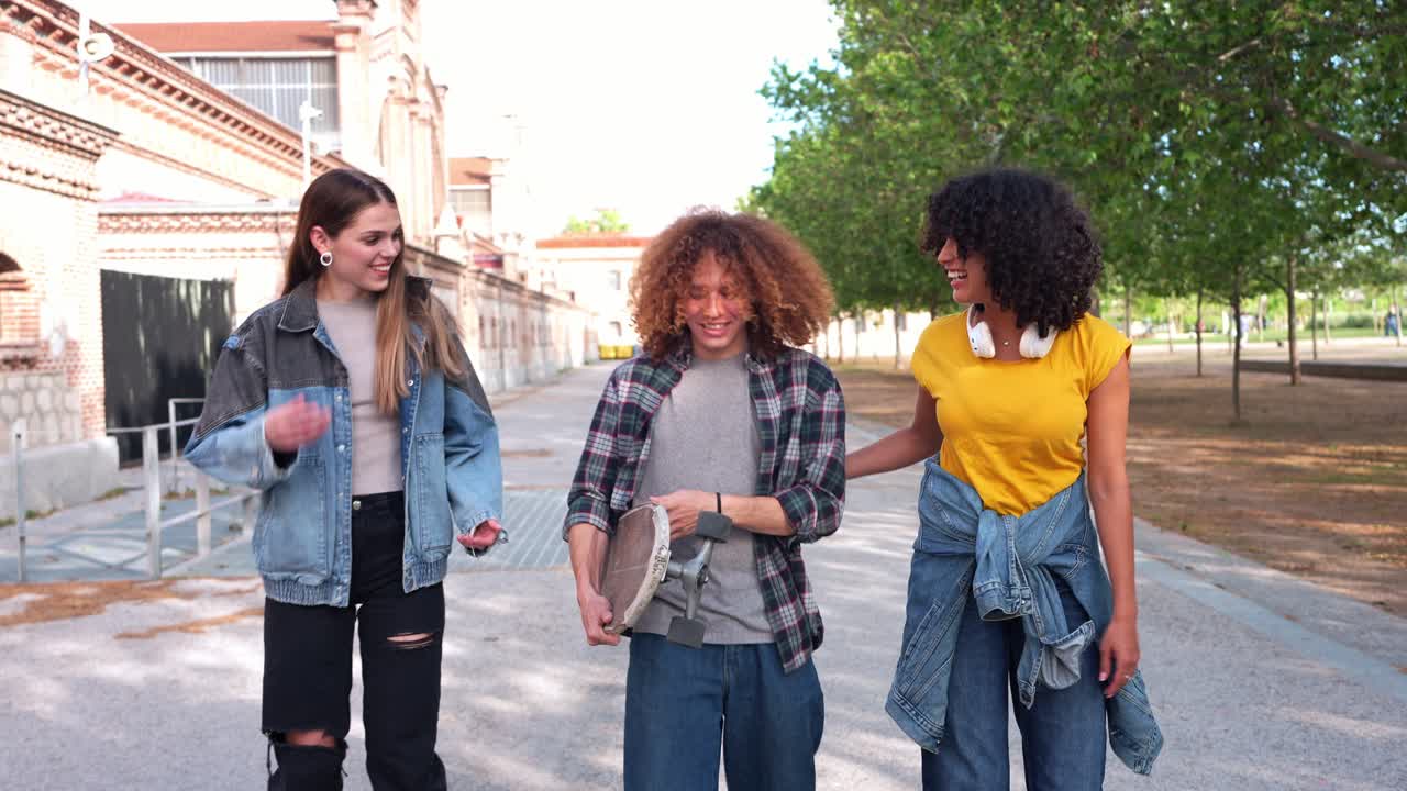 Amici che si godono una passeggiata e vanno sullo skateboard in città