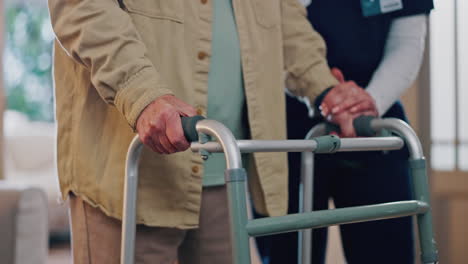 manos, marco para caminar y enfermera con persona de edad avanzada