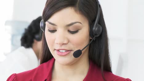 Hermosa-Mujer-Trabajando-En-Un-Call-Center