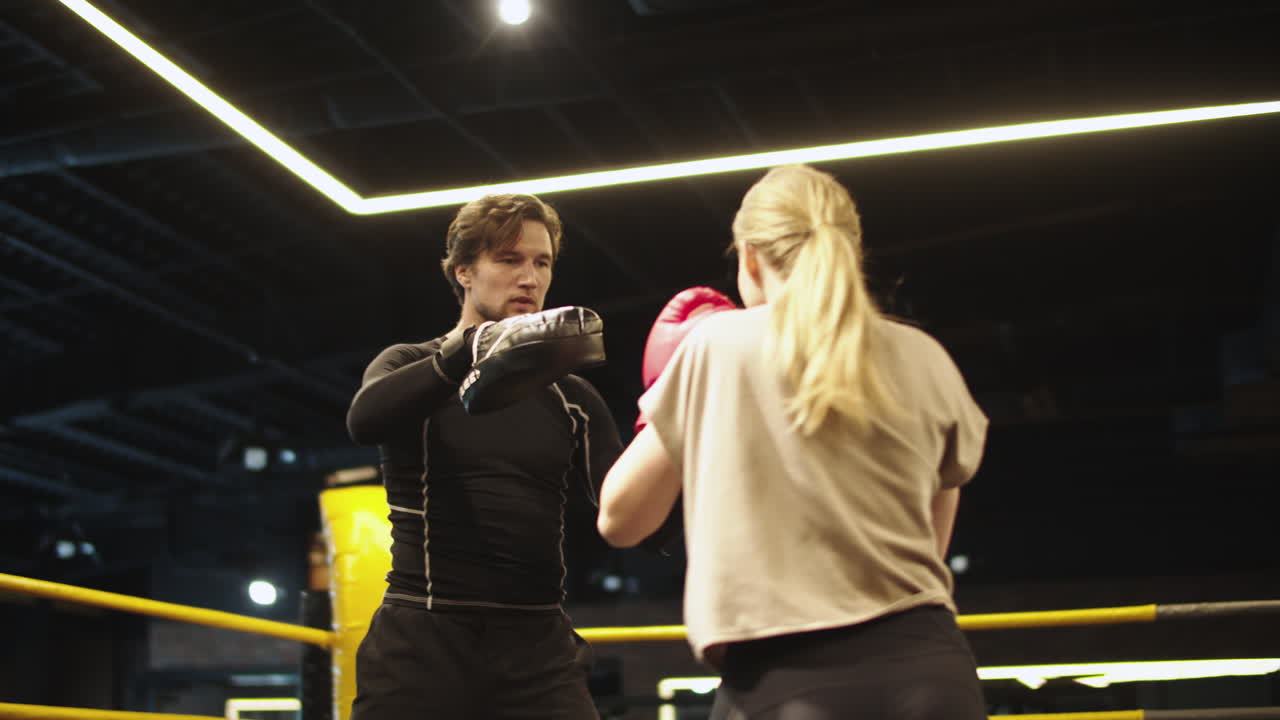 체육관에서 진지한 스포츠 커플 복싱