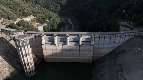 Sau-dam-in-very-low-water-conditions,-Catalonia,-Spain