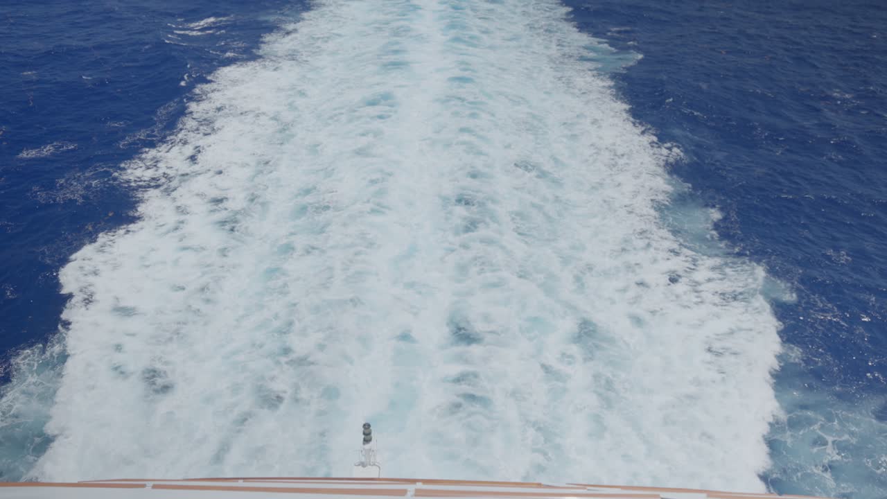 느린 동작으로 배 끝에서 광활한 바다와 수평선까지 부드럽게 기울어짐